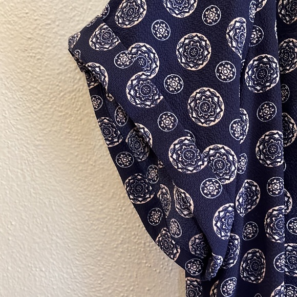 Navy patterned V-neck, loosefitting top from Roz and Ali 1x - Picture 4 of 8